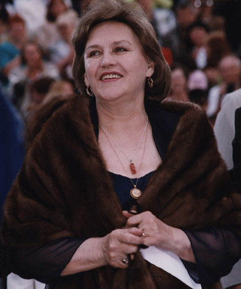 Үйде стрип-карта ойындарын ойнап жатқан адамдардың бейнесі