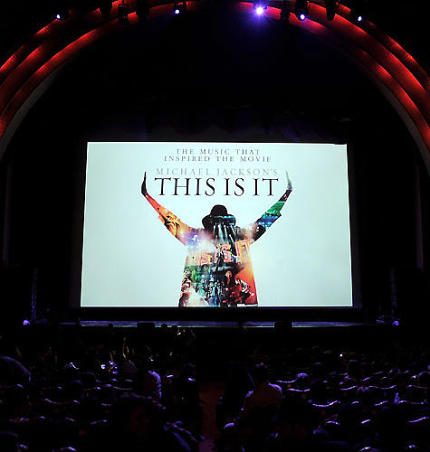 Мир снова увидел Майкла Джексона