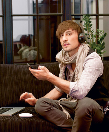 Дима Билан проводит тест на звучание