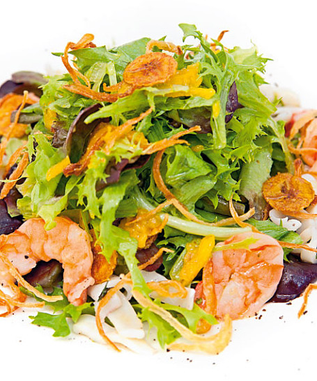 Салат с морепродуктами и соусом карри