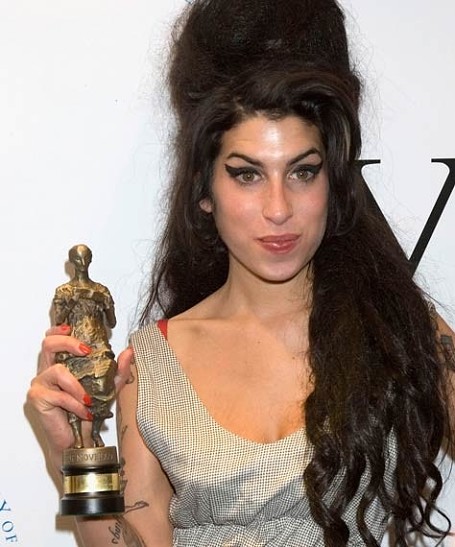 Эми Уайнхаус снова на вершине британских чартов