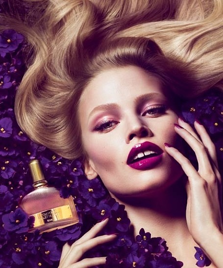 Блондинка в фиалках