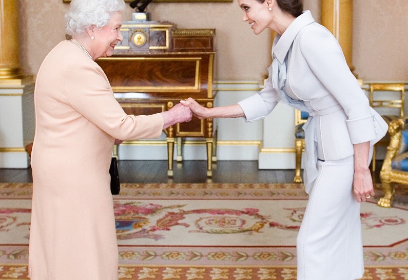Елизавета II наградила Анджелину Джоли титулом дамы