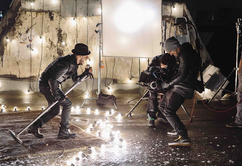 Тимур Родригез посвятил клип маме