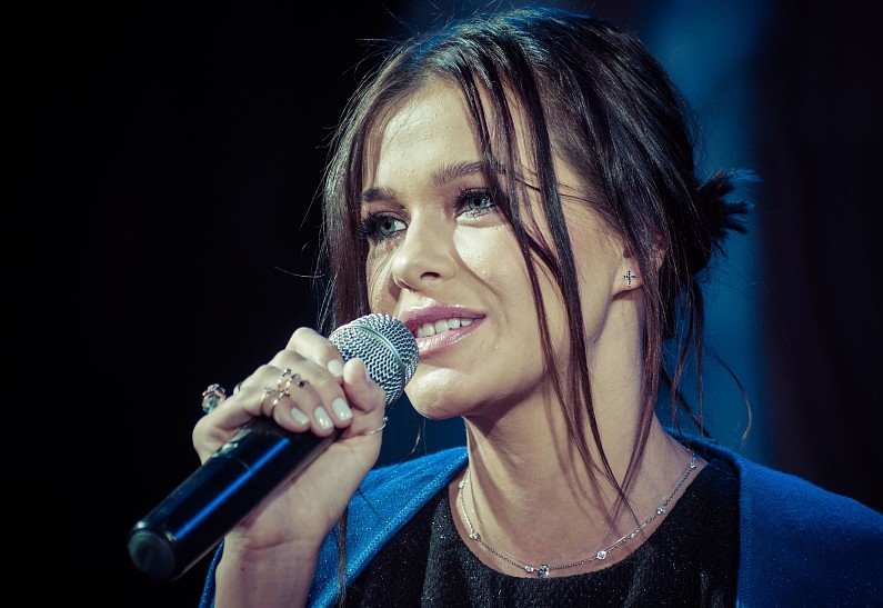 Певица Лена Темникова провела первую пресс-конференцию