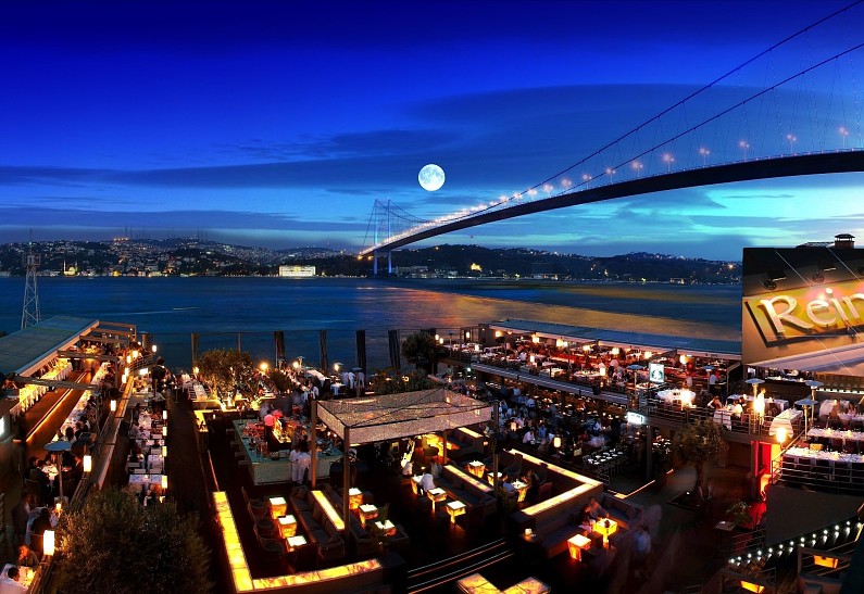 Reina — клуб знаменитостей