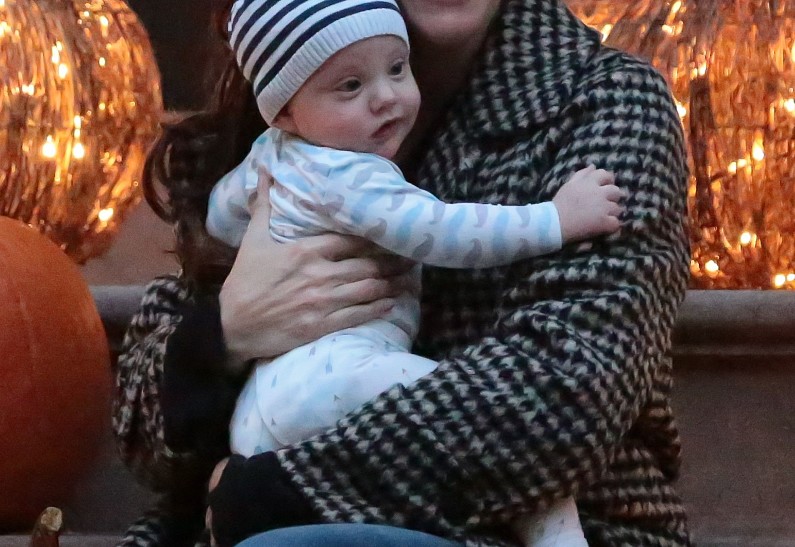 Лив Тайлер c детьми готовится к Хеллоуину