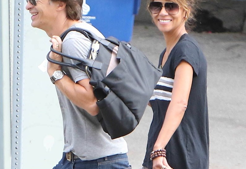 Хэлли Берри и Оливье Мартинес с сыном на Halloween Party