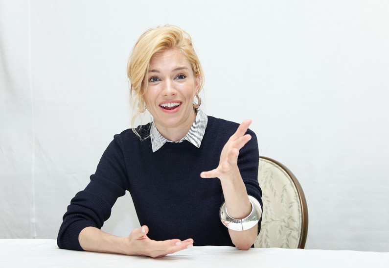 Сиенна Миллер прокомментировала свой роман с Брэдом Питтом