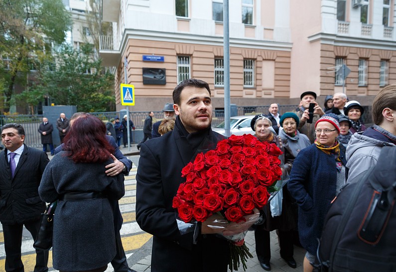 Друзья и поклонники Муслима Магомаева почтили его память: фото