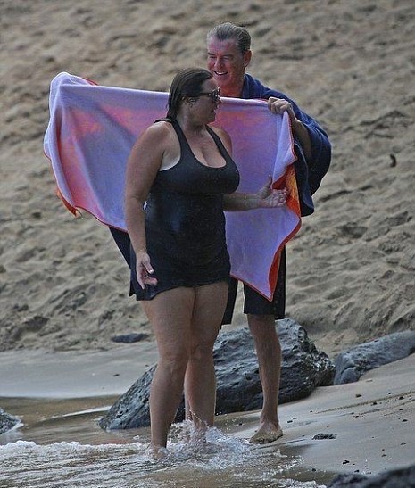 Пирс Броснан с женой отдыхает на Гавайях