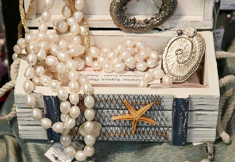 Завтра состоится торжественное открытие выставки «Бижутерия от винтажа до наших дней»