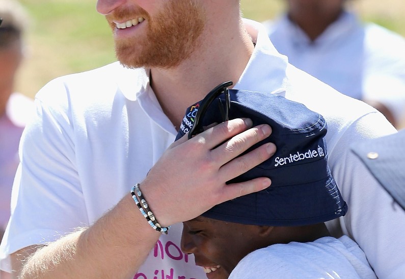 Принц Гарри открыл в честь принцессы Дианы в Африке центр по уходу за детьми