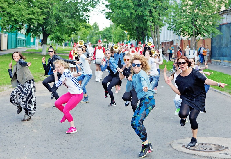 Авторы караоке-комедии «Самый лучший день» представили сцену из фильма