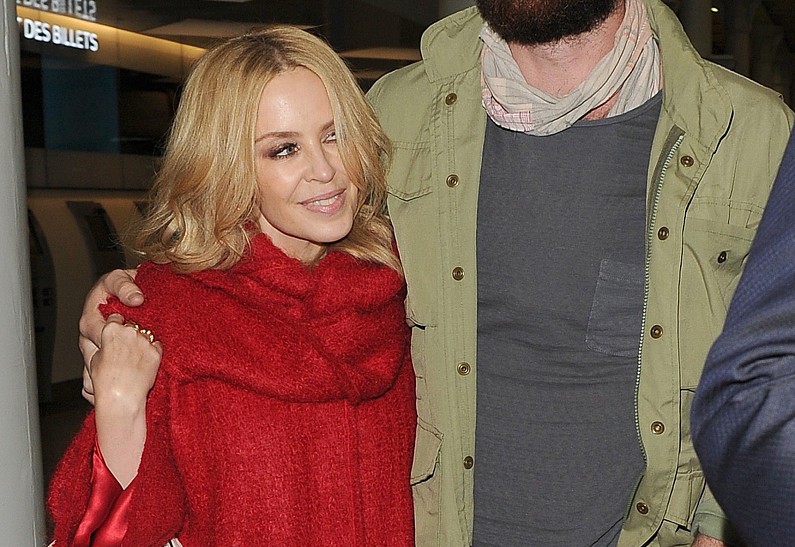 Кайли Миноуг без ума от своего молодого бойфренда