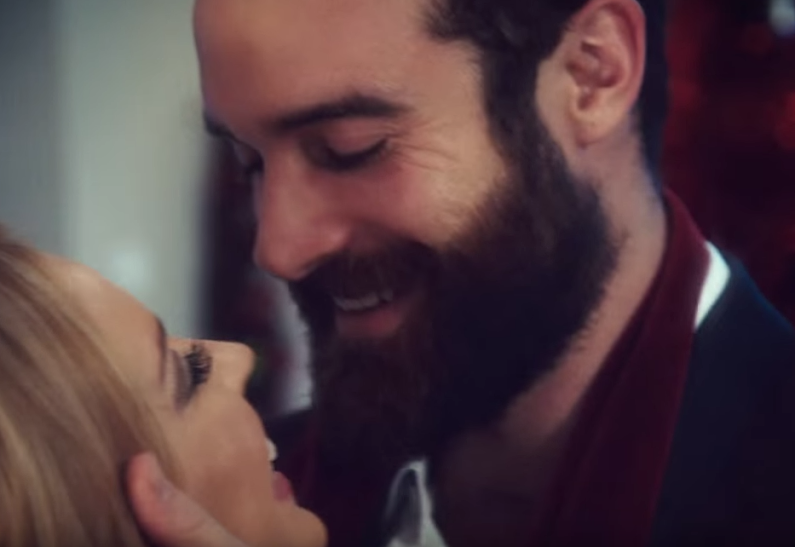 Кайли Миноуг сняла нового возлюбленного в рождественском клипе