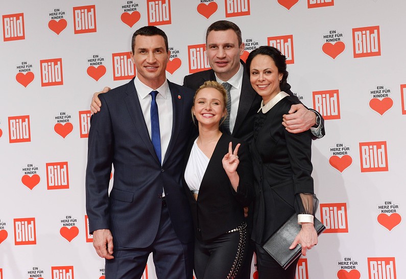 Владимир и Виталий Кличко с супругами на гала-вечере в Берлине