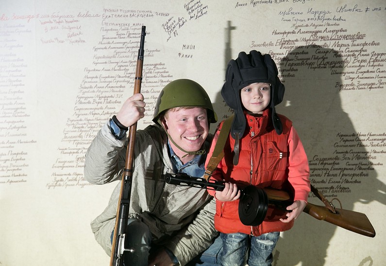 Звезды запустили в небо шары в память о женщинах – защитницах Отечества