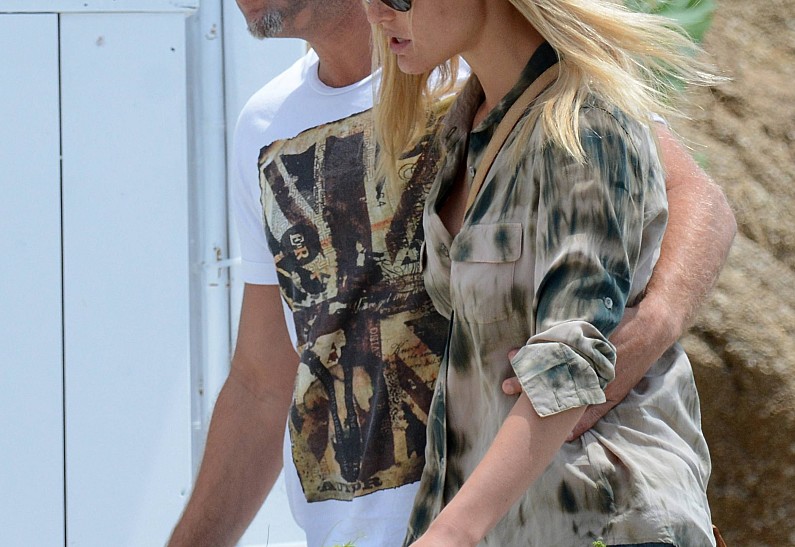 Бар Рафаэли отдыхает с женихом в Греции