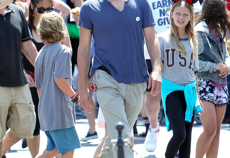 Крис Мартин свозил детей в Диснейленд