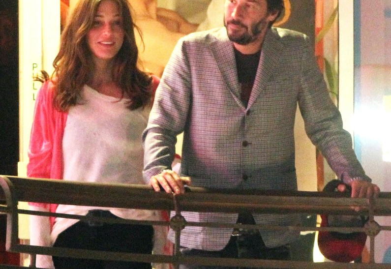 Киану Ривз:  ужин с незнакомкой (фото)