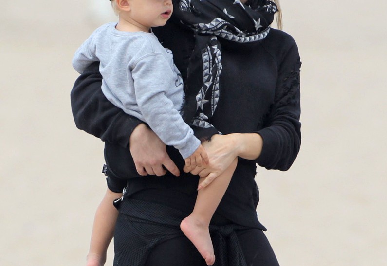 Ферги провела день на пляже с сыном (фото)