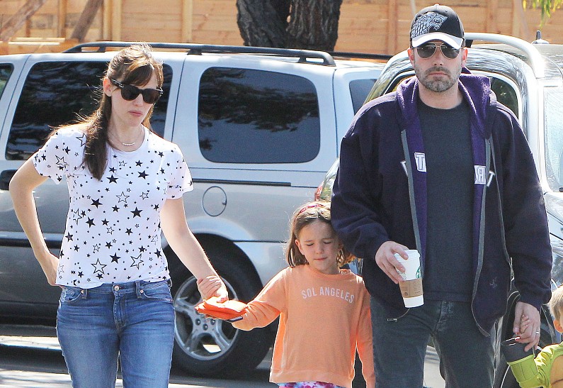 Бен Аффлек и Дженнифер Гарнер гуляют вместе с детьми