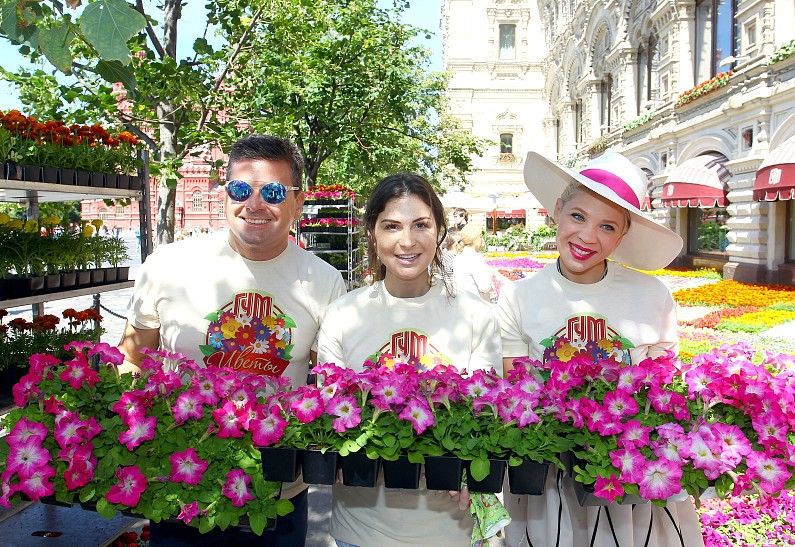 Знаменитости на фестивале цветов в ГУМе