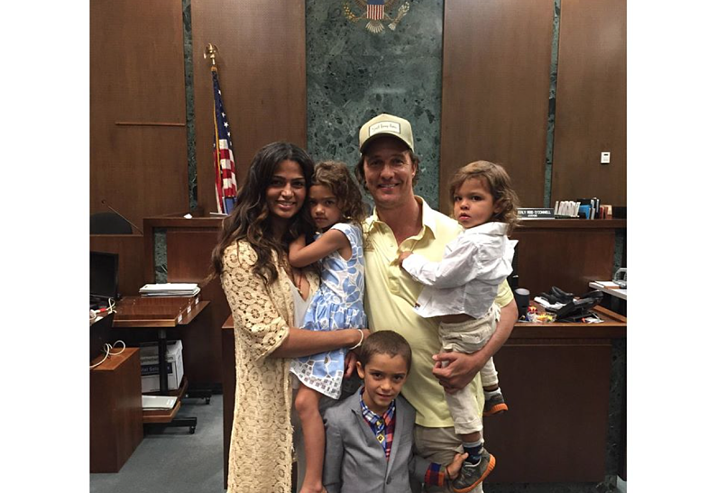 Мэттью Макконахи поздравил жену с получением гражданства