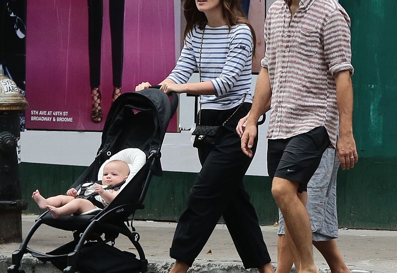 Кира Найтли впервые показала дочку