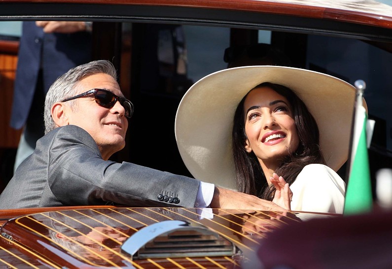 Джордж и Амаль Клуни отметили первую годовщину свадьбы