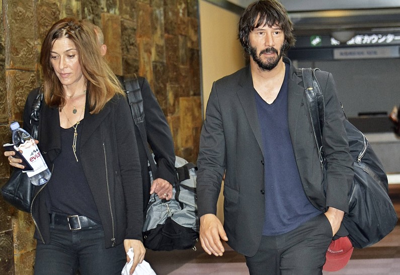 Киану Ривз прилетел в Японию в компании новой подруги