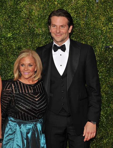 Брэдли купер дети. Брэдли купер с мамой на оскаре. Мама дочки брэдли купера 4 буквы. Мама брэдли купера в молодости. Брэдли купер с родителями.