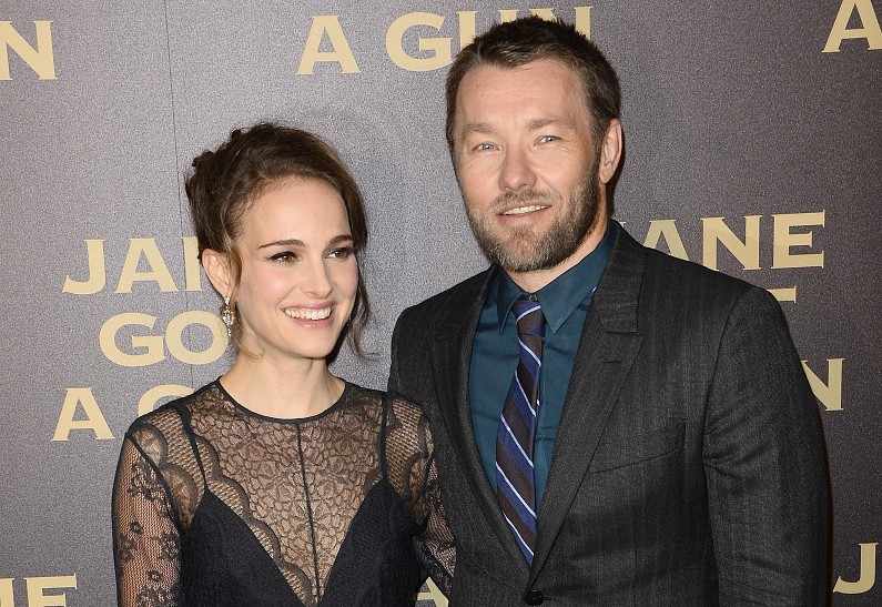 Натали Портман и Джоэл Эдгертон на премьере фильма «Джейн берёт ружьё»