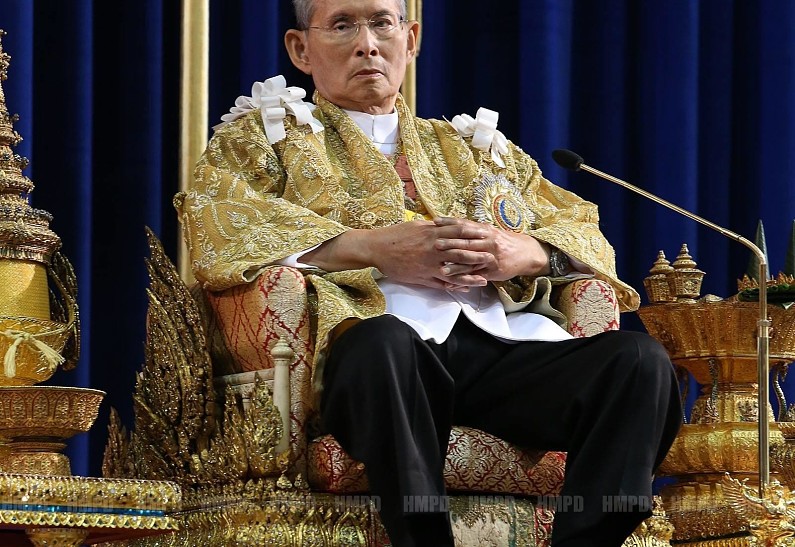 Скончался король Таиланда: на престол взойдет его эксцентричный наследник