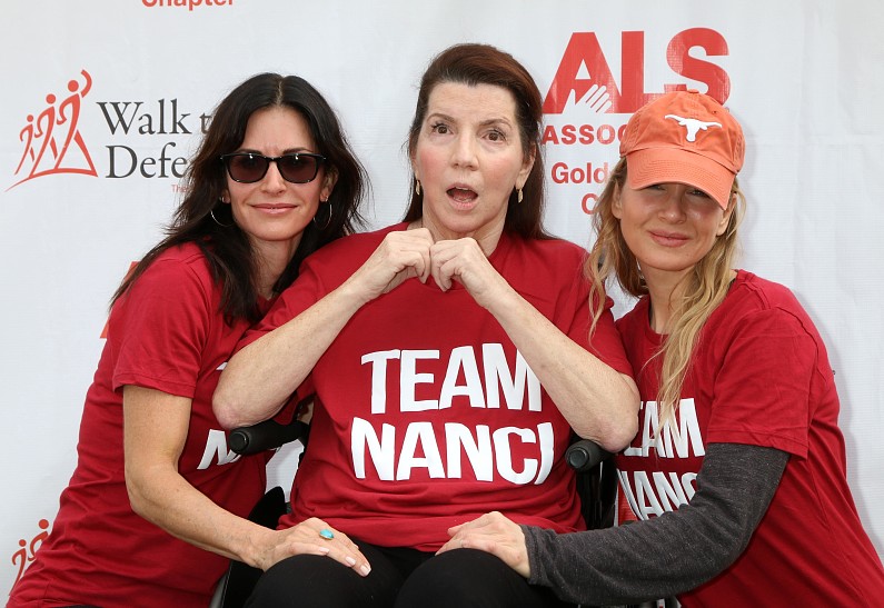 Кортни Кокс и Рене Зеллвегер поддержали свою неизлечимо больную сотрудницу