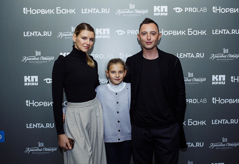 Жена и дочь Ромы Зверя поддержали его на открытии фотовыставки