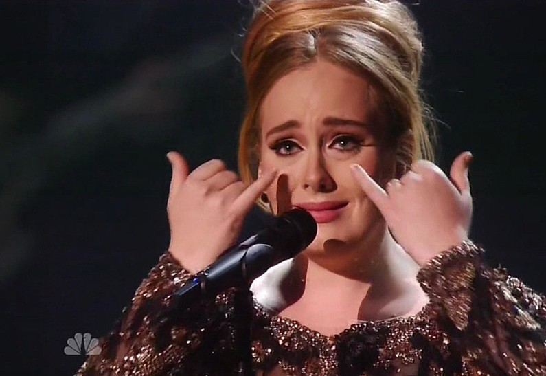 Бойфренд Адель забросал ее любовными письмами во время выступления