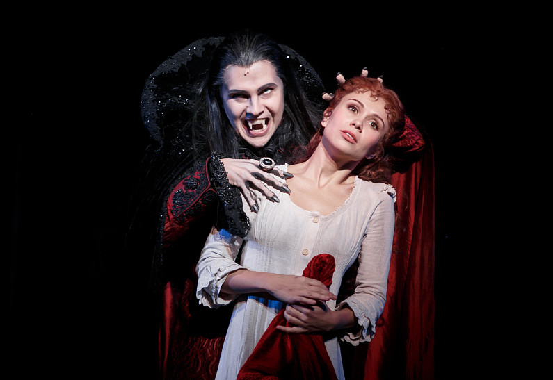 Клыкастым вход не запрещен: репортаж с репетиции готического мюзикла «Бал вампиров»