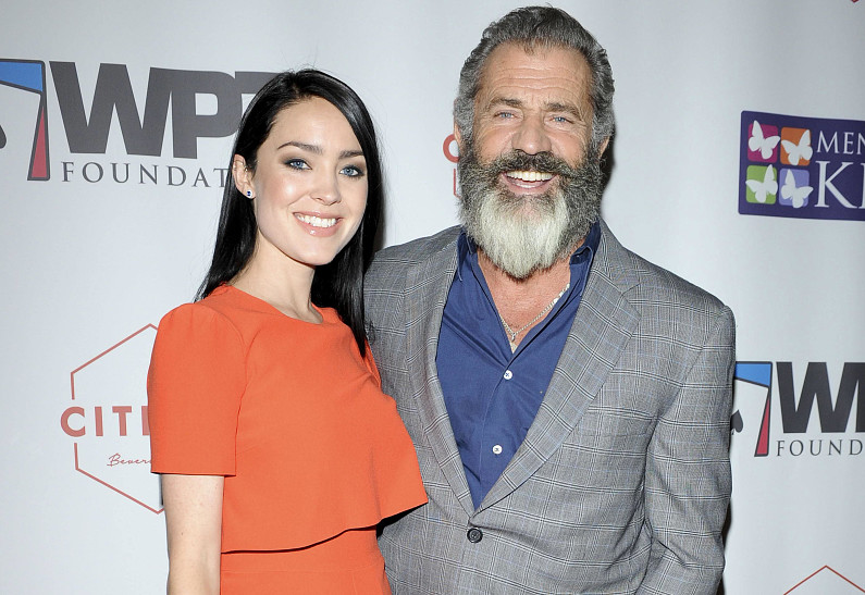 Мел Гибсон вышел в свет со своей 26-летней беременной возлюбленной