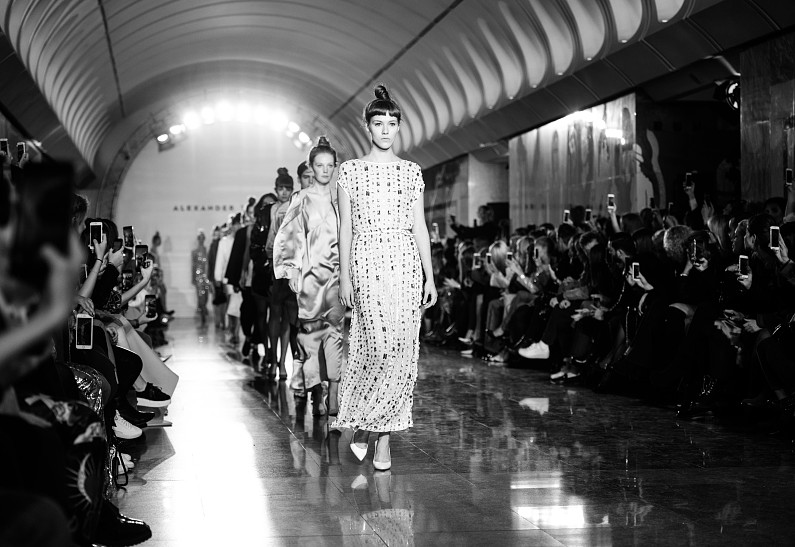 Не хуже миланских подиумов: в Москве прошел модный показ в метро