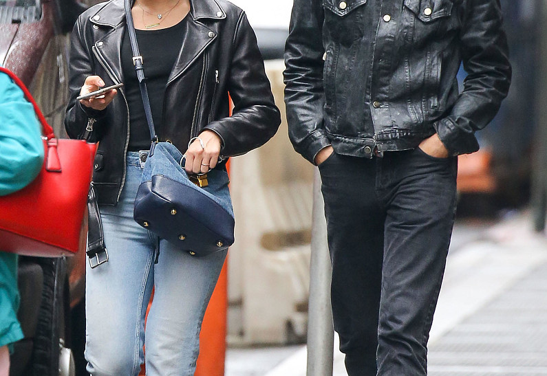 Скарлетт Йоханссон с мужем и дочерью прогулялись по дождливому Нью-Йорку (ФОТО)