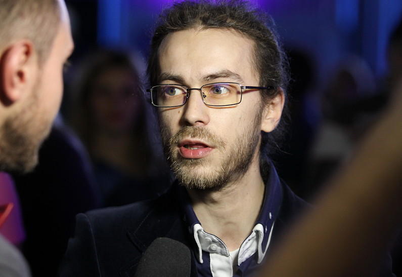 Децл подал в суд на оскорбившего его Басту