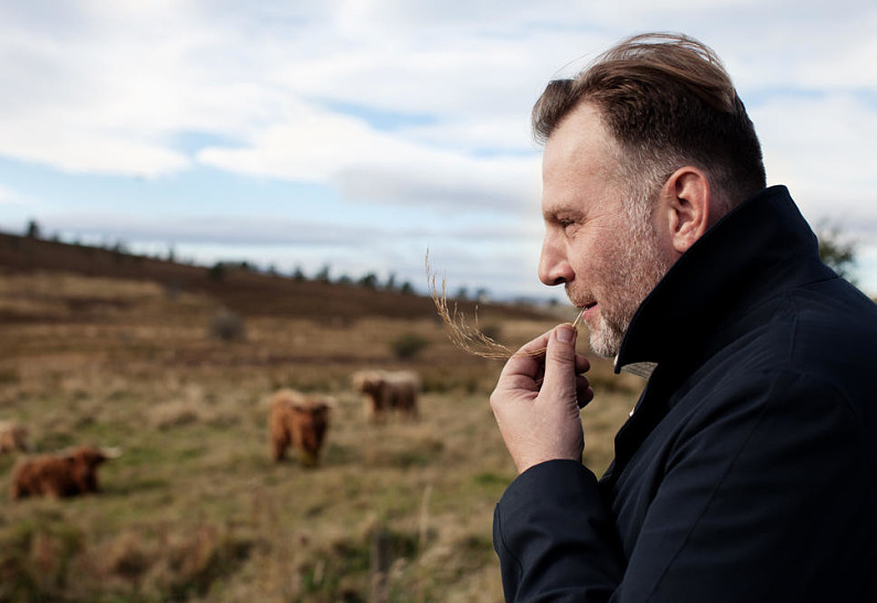 Вахтанг Кикабидзе, Елка и другие звезды поделились моментами счастья в книге Алекса Дубаса