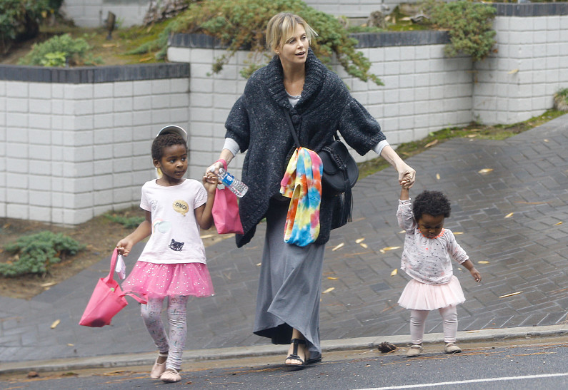 Шарлиз Терон снова нарядила сына в розовую юбку (ФОТО)