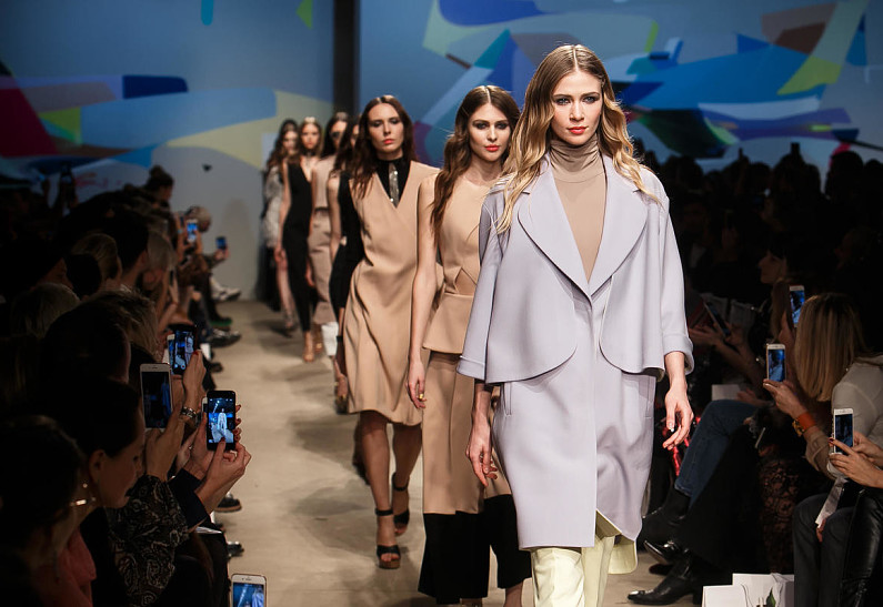 Объемные детали, асимметричный крой: Игорь Чапурин представил новую коллекцию