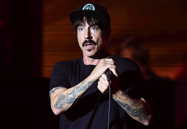 Cолист Red Hot Chili Peppers объяснил, почему его не интересует секс с поклонницами