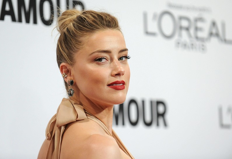 На Эмбер Херд подали в суд за отказ сниматься обнаженной