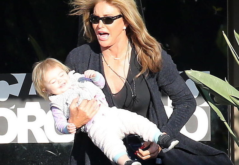 Бабуля, полегче: Кейтлин Дженнер на прогулке с внучкой