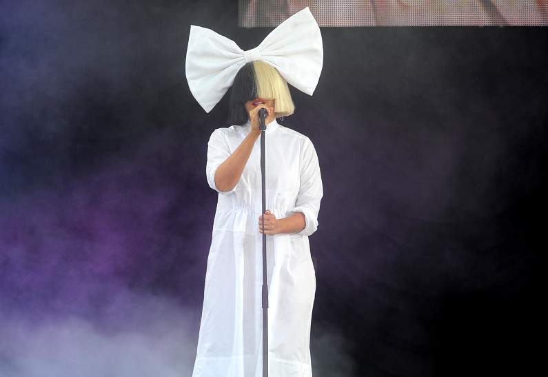 Попугай спел песню Chandelier певицы Sia (ВИДЕО)